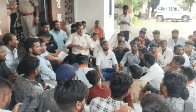 नीमच: श्री रूपसिंह महाराज का बोर्ड उखाड़ने पर बवाल, सड़क पर उतरा बंजारा समाज, SP कार्यालय पहुंचकर सौंपा ज्ञापन