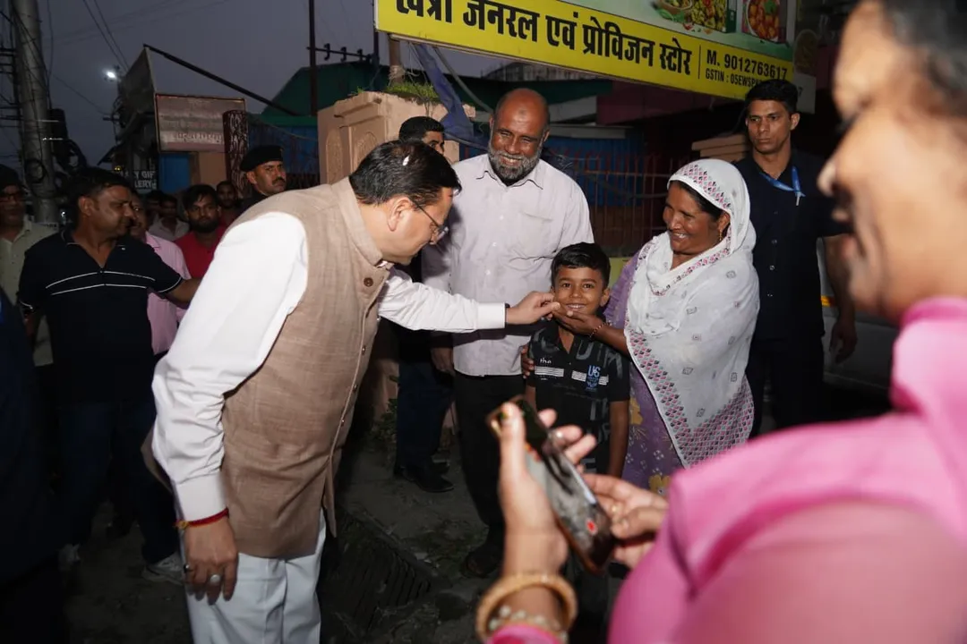 Dehradun News: रास्ते में बच्चों को देख CM धामी ने अचानक रुकवाया काफिला, गाड़ी से उतरकर पहुंचे उनके बीच; सेल्फी के लिए लगी होड़