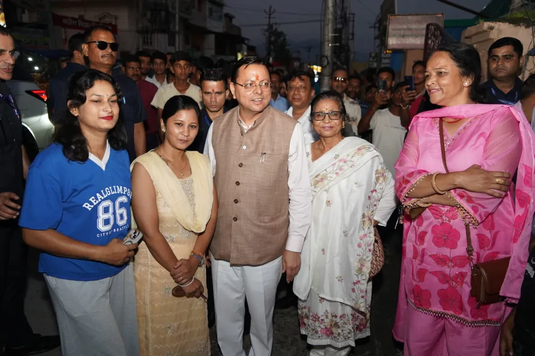 Dehradun News: रास्ते में बच्चों को देख CM धामी ने अचानक रुकवाया काफिला, गाड़ी से उतरकर पहुंचे उनके बीच; सेल्फी के लिए लगी होड़