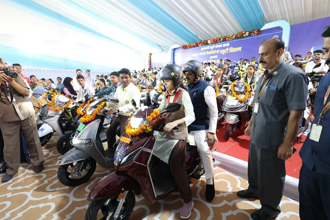 स्कूटी की चाबी नहीं, सपनों के ताले की चाबी! CM डॉ. मोहन यादव ने मेधावी छात्रों को दी सौगात, 7400 बच्चों के खिले चेहरे
