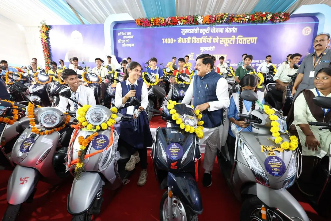स्कूटी की चाबी नहीं, सपनों के ताले की चाबी! CM डॉ. मोहन यादव ने मेधावी छात्रों को दी सौगात, 7400 बच्चों के खिले चेहरे