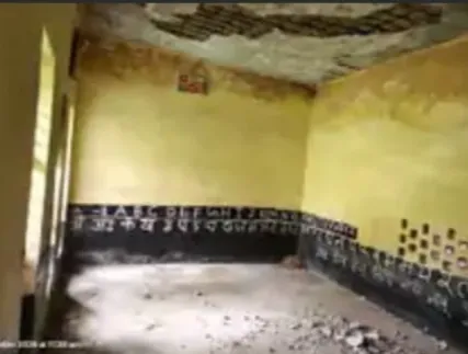 मुरैना: टपकती छत और सीलन भरे कमरों में पढ़ने को मजबूर 50 मासूम, 12 साल से एक ही हेडमास्टर फिर भी स्कूल बदहाल