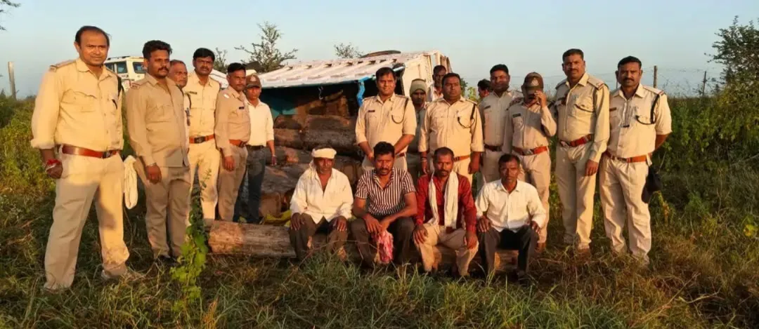 खंडवा में 12 KM तक तस्करों का पीछा, चलती पिकअप से कूदकर जंगल में भागे, सागौन के 18 लट्ठे जब्त