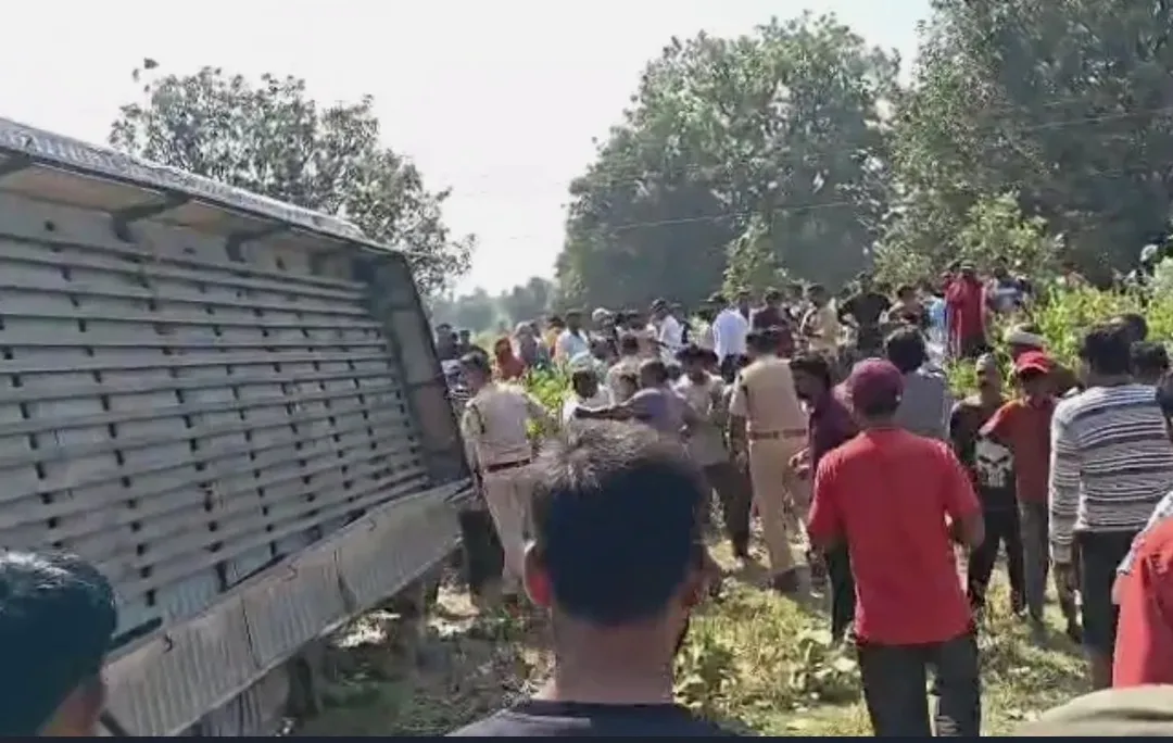 कटनी में तेज रफ्तार बस पलटने से छात्रा की मौत, 2 दर्जन यात्री घायल, गुस्साए लोगों ने लगाया जाम
