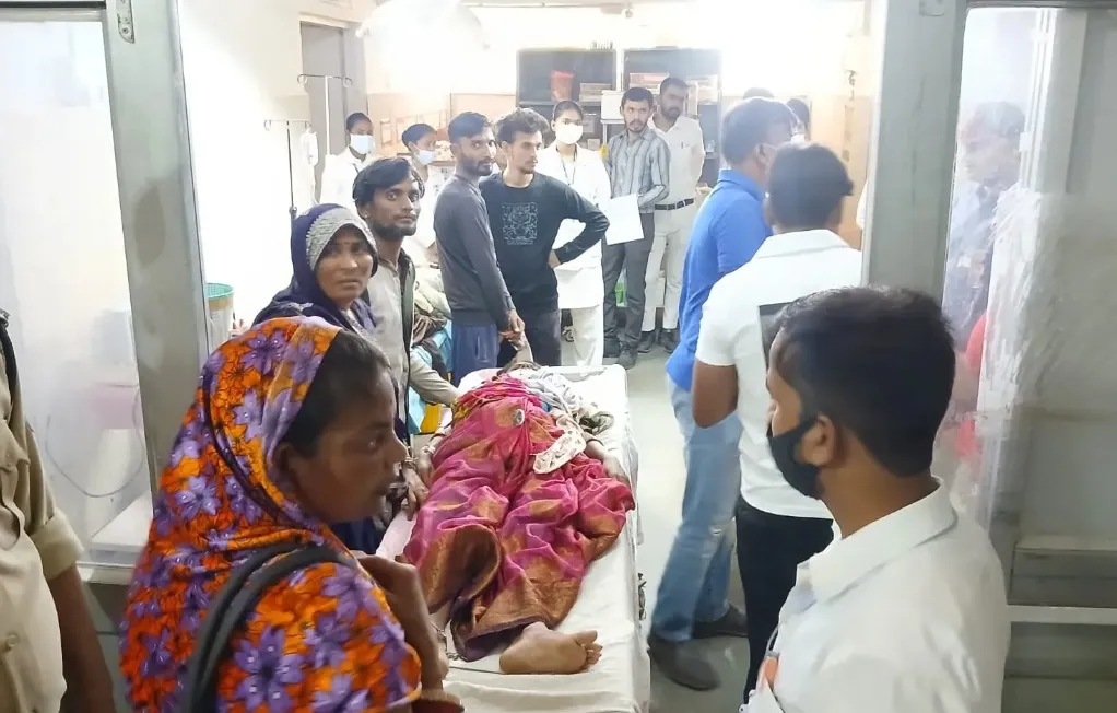 कटनी में तेज रफ्तार बस पलटने से छात्रा की मौत, 2 दर्जन यात्री घायल, गुस्साए लोगों ने लगाया जाम