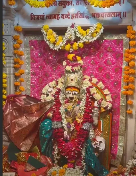 उज्जैन के हरसिद्धि मंदिर में उमड़ी भीड़