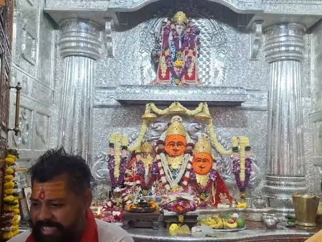 सेंधवा के बिजासन माता मंदिर में 90 किलो चांदी से सजा गर्भगृह