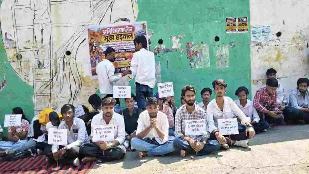 इंदौर के होलकर कॉलेज में करणी सेना की भूख हड़ताल जारी, छात्रा बेहोश और छात्र की तबीयत बिगड़ी