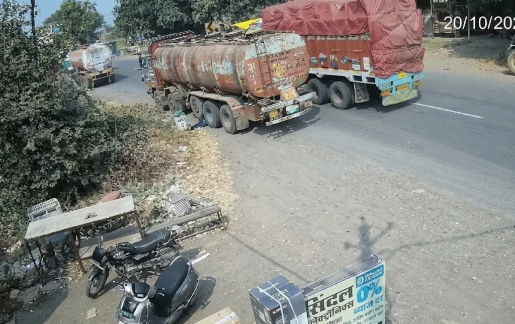 रतलाम के जावरा-उज्जैन मार्ग पर एक युवक की टैंकर से कुचलने से मौत हो गई।