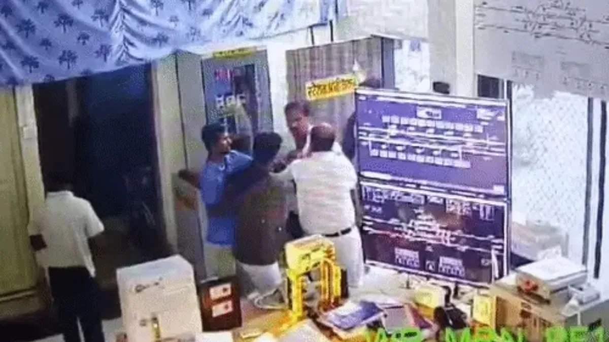 रतलाम में रेलवे के दो कर्मचारियों के बीच विवाद CCTV में कैद, स्टेशन मास्टर पर JE की कॉलर पकड़ने का आरोप