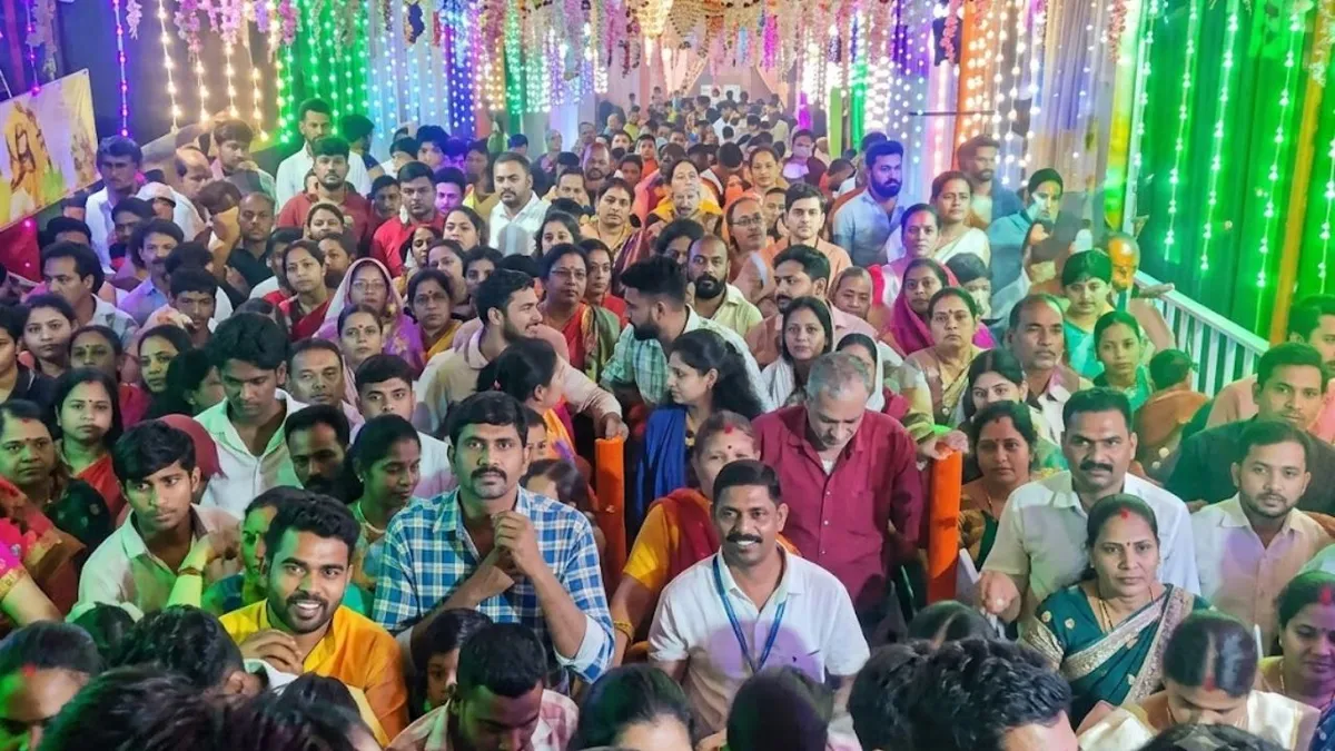 देवास माता टेकरी पर नवरात्रि के पहले दिन उमड़ी भीड़, मेडिकल कैंप में डॉक्टर नहीं मिलने पर नाराज हुए श्रद्धालु