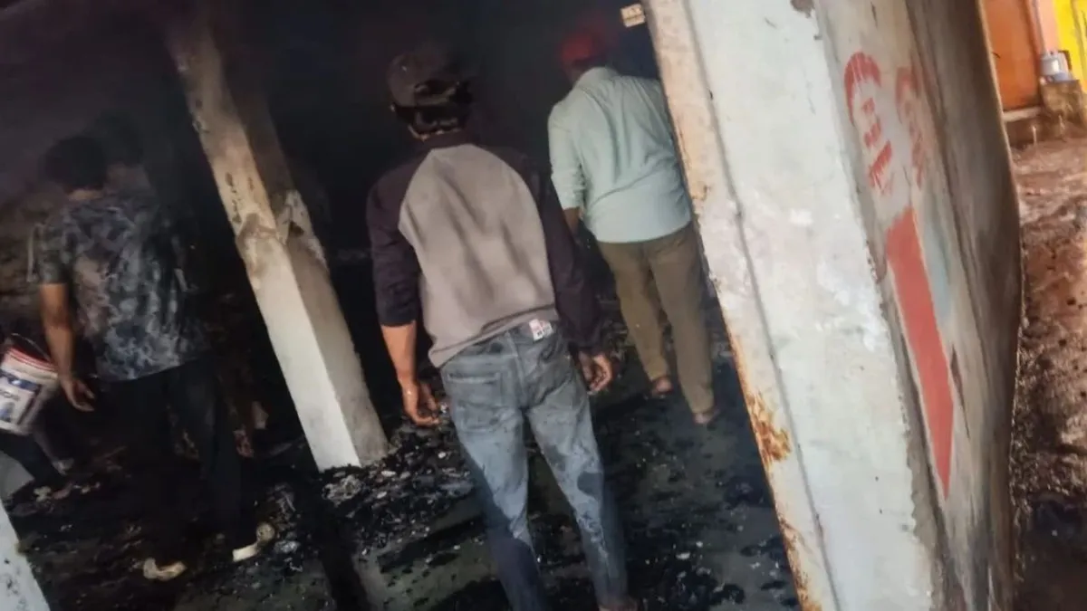 देवास के सतवास में इलेक्ट्रिक व्हीकल शोरूम में भीषण आग, कार समेत कई गाड़ियां जलकर खाक