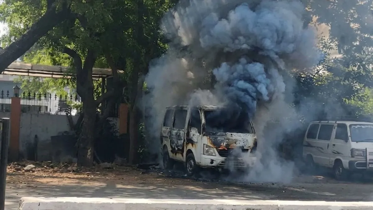 सीहोर में भोपाल-इंदौर हाईवे पर खड़ी वैन में लगी आग, धू-धू कर जली गाड़ी