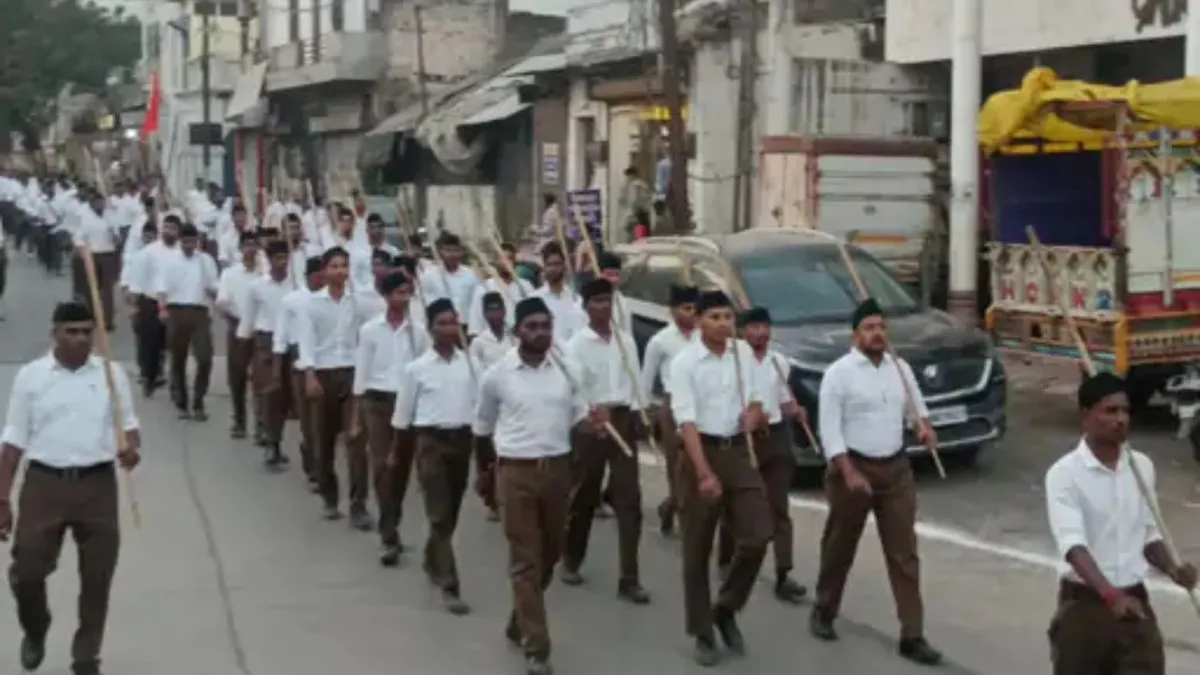 खंडवा में RSS का पथ संचलन, पूर्ण गणवेश में निकले सैकड़ों युवा, जगह-जगह हुआ स्वागत