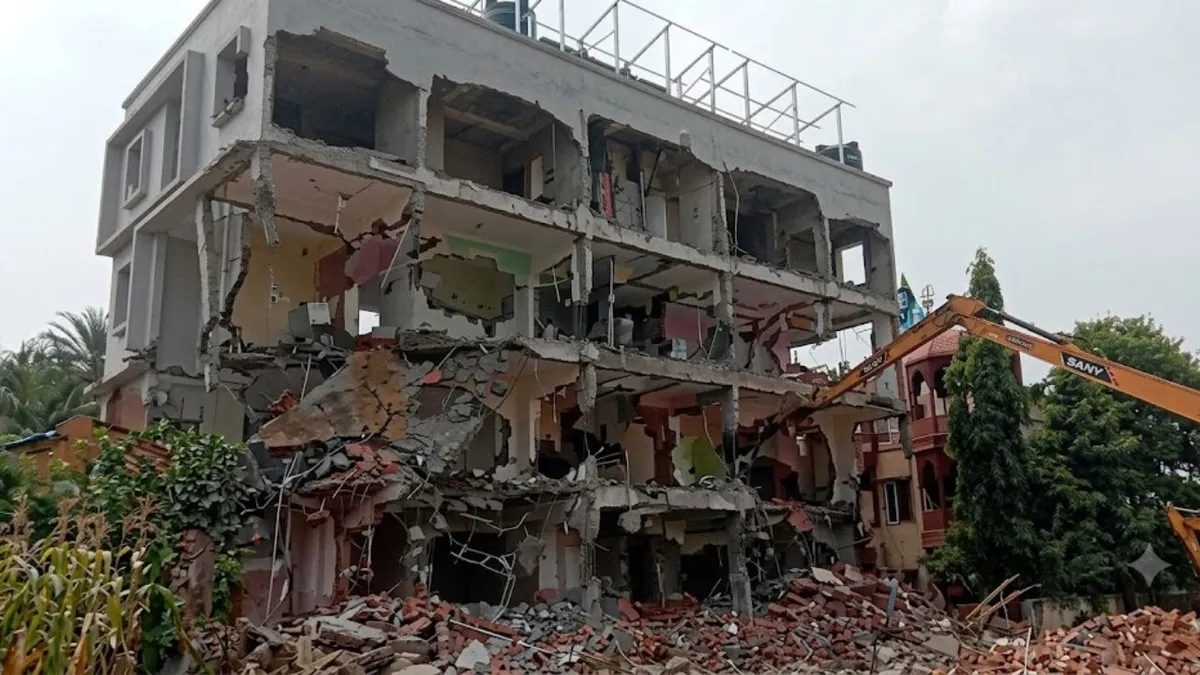 उज्जैन के सिंहस्थ क्षेत्र में प्रशासन की बड़ी कार्रवाई, बुलडोजर से ढहाई तीन मंजिला इमारत