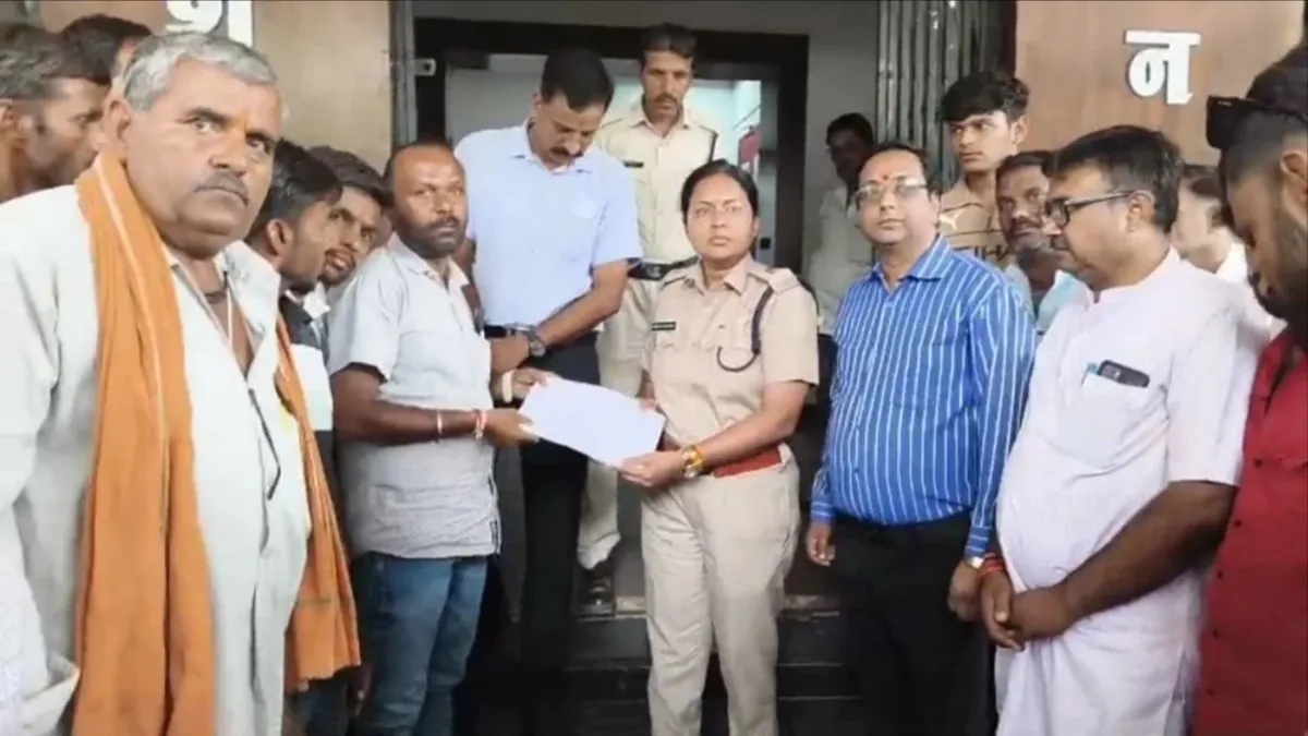 Uproar over land dispute Villagers reach Neemuch SP office