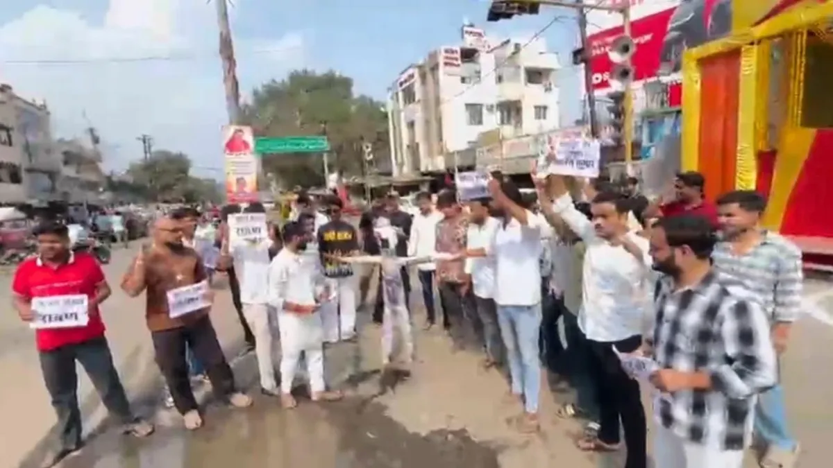 NSUI burned CEC Gyanesh Kumar effigy