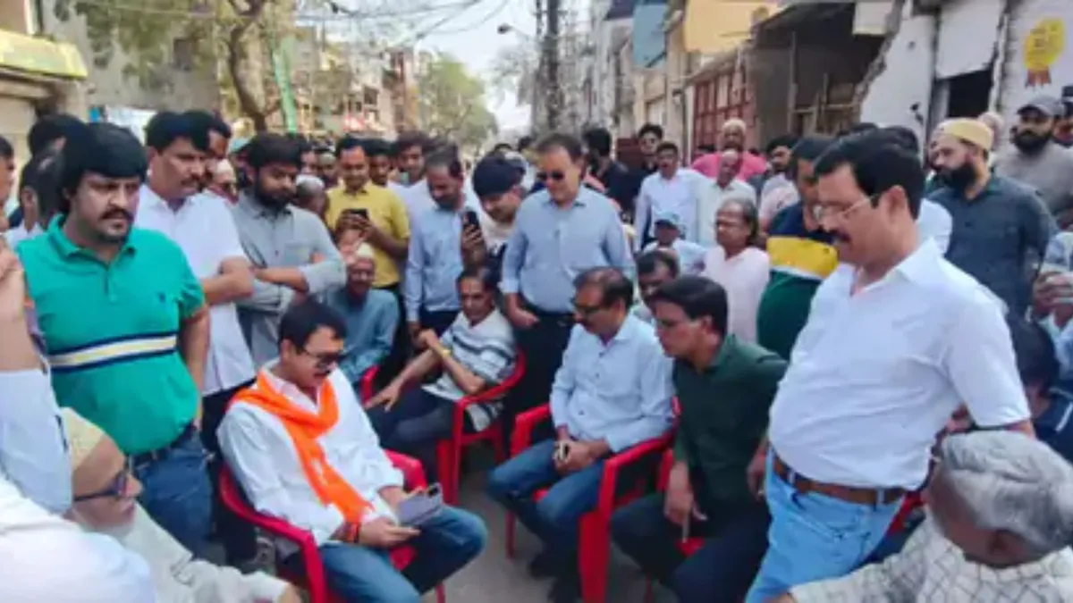 रतलाम में सड़क निर्माण पर व्यापारियों और रहवासियों का प्रदर्शन, लिखित समयसीमा की मांग, कमिश्नर बोले - 58 दिन में पूरा होगा काम