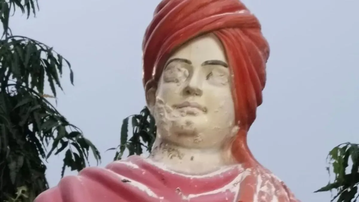 उज्जैन में स्वामी विवेकानंद की प्रतिमा से छेड़छाड़, चेहरे पर चूना और कीचड़ पोता