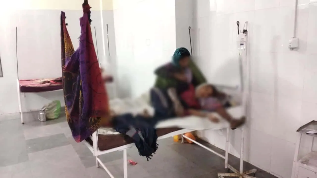 घर में सो रही किशोरी पर खिड़की से अज्ञात ने पेट्रोल डालकर लगाई आग, जिला अस्पताल रेफर