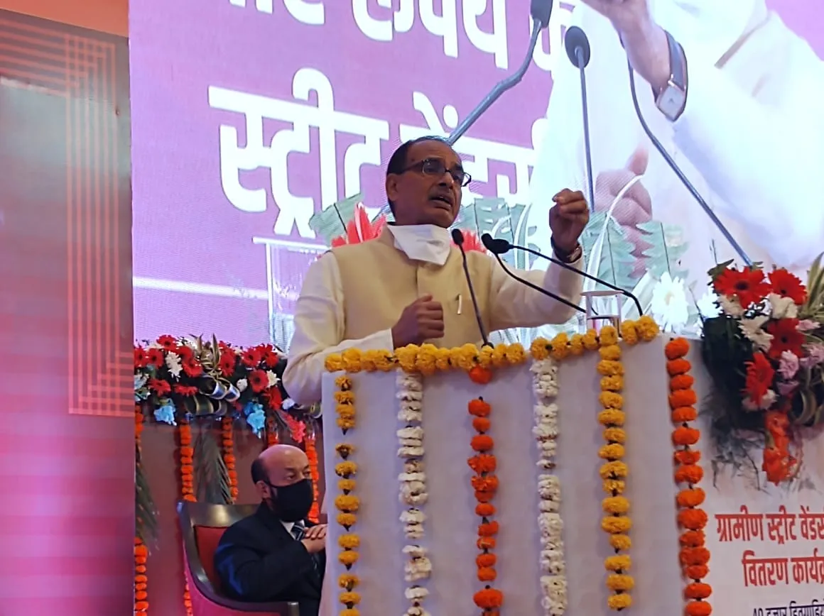 सीएम शिवराज ने 40 हज़ार पथ विक्रेताओं को दी सौगात, किए बड़े ऐलान