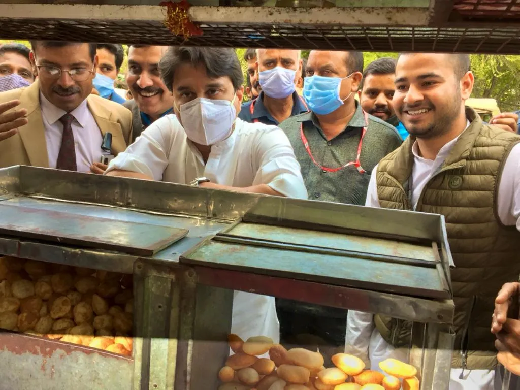 जब गाड़ी छोड़ पैदल ही चल दिये “महाराज”, पानी की टिकिया वाले से पूछा कैसा चल रहा व्यापार?