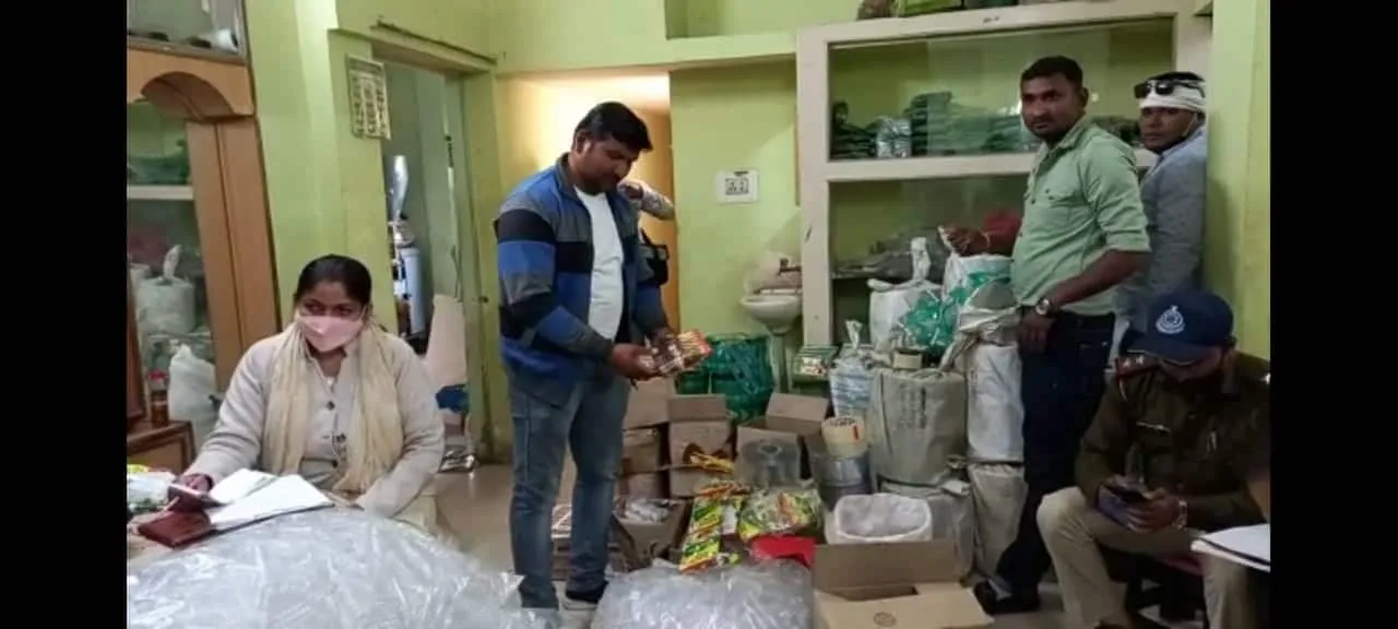 मिलावट पर एक्शन: अवैध फैक्ट्री पर क्राइम ब्रांच की दबिश, भारी मात्रा में मिलावटी मसाला जब्त