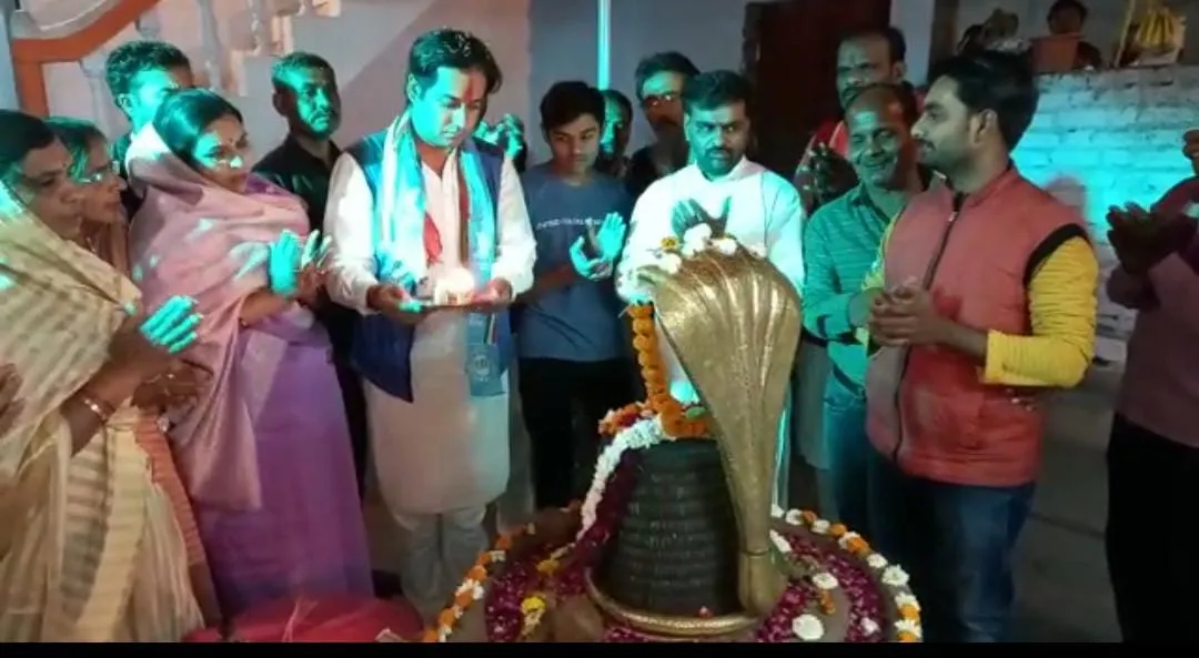 सिंधिया के गढ़ में जयवर्धन सिंह का शक्ति प्रदर्शन, मंदिर में दर्शन किए मजार पर झुकाया सिर