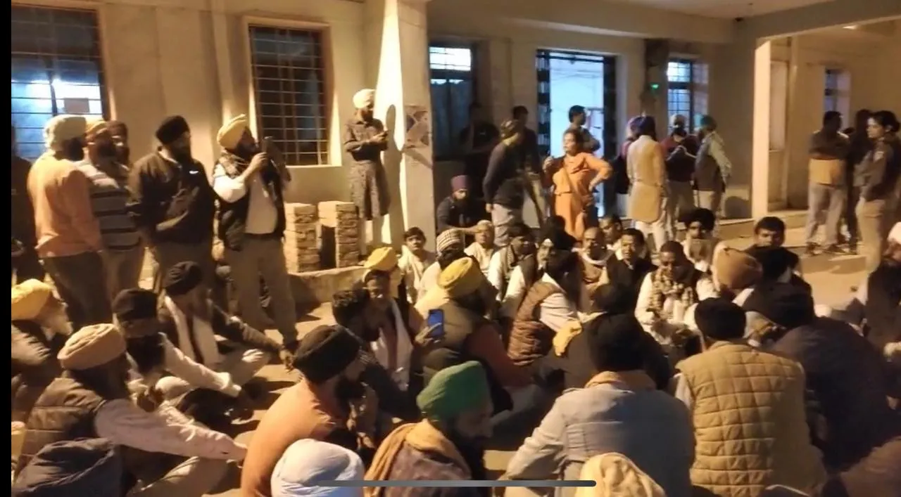 धरने पर बैठे कांग्रेस विधायक, किसान नेताओं की रिहाई की मांग, दी ये चेतावनी