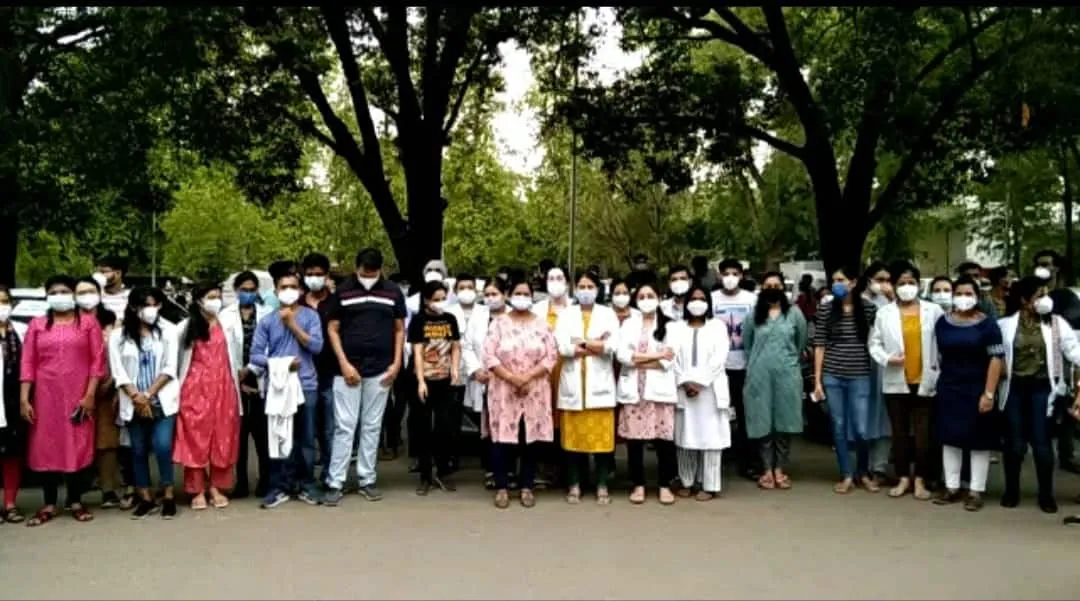 जूनियर डॉक्टर्स की हड़ताल ख़त्म, 6 सूत्रीय मांगों को लेकर थे स्ट्राइक पर