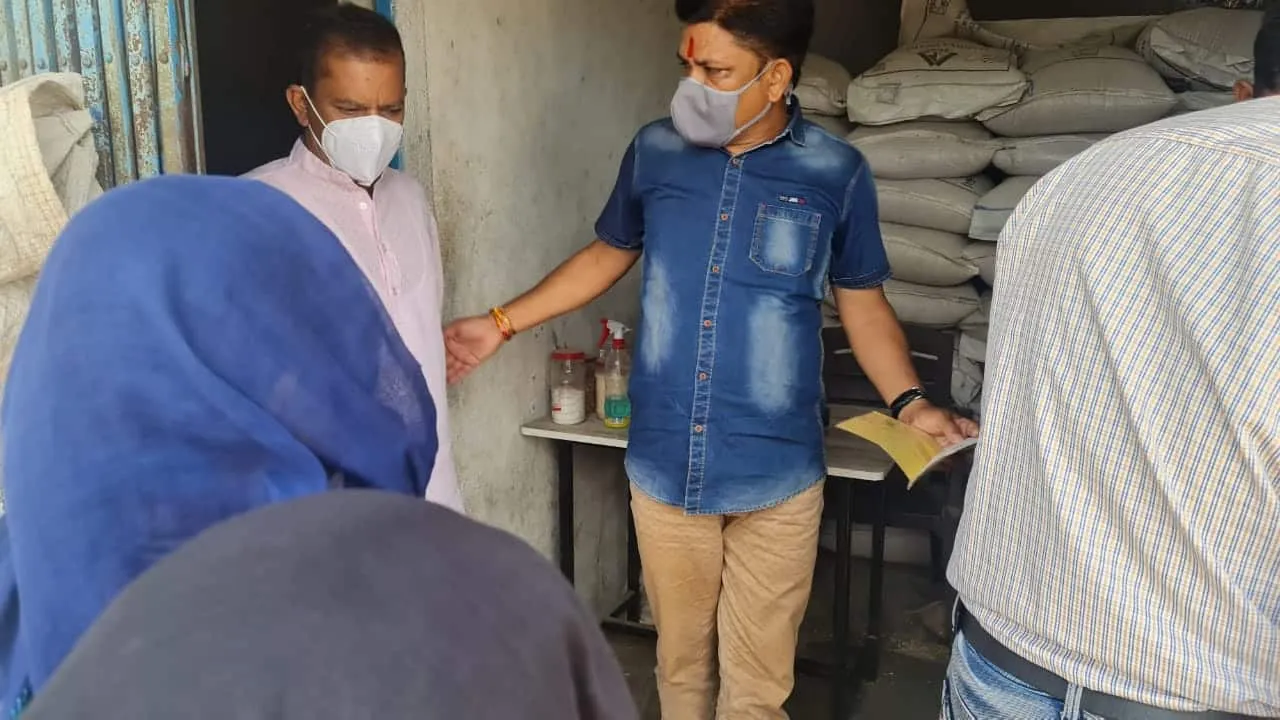 अलीराजपुर में राशन दुकानों पर हो रही थी हेराफेरी, विधायक मुकेश पटेल के निरीक्ष्ण के दौरान सामने आई सच्चाई