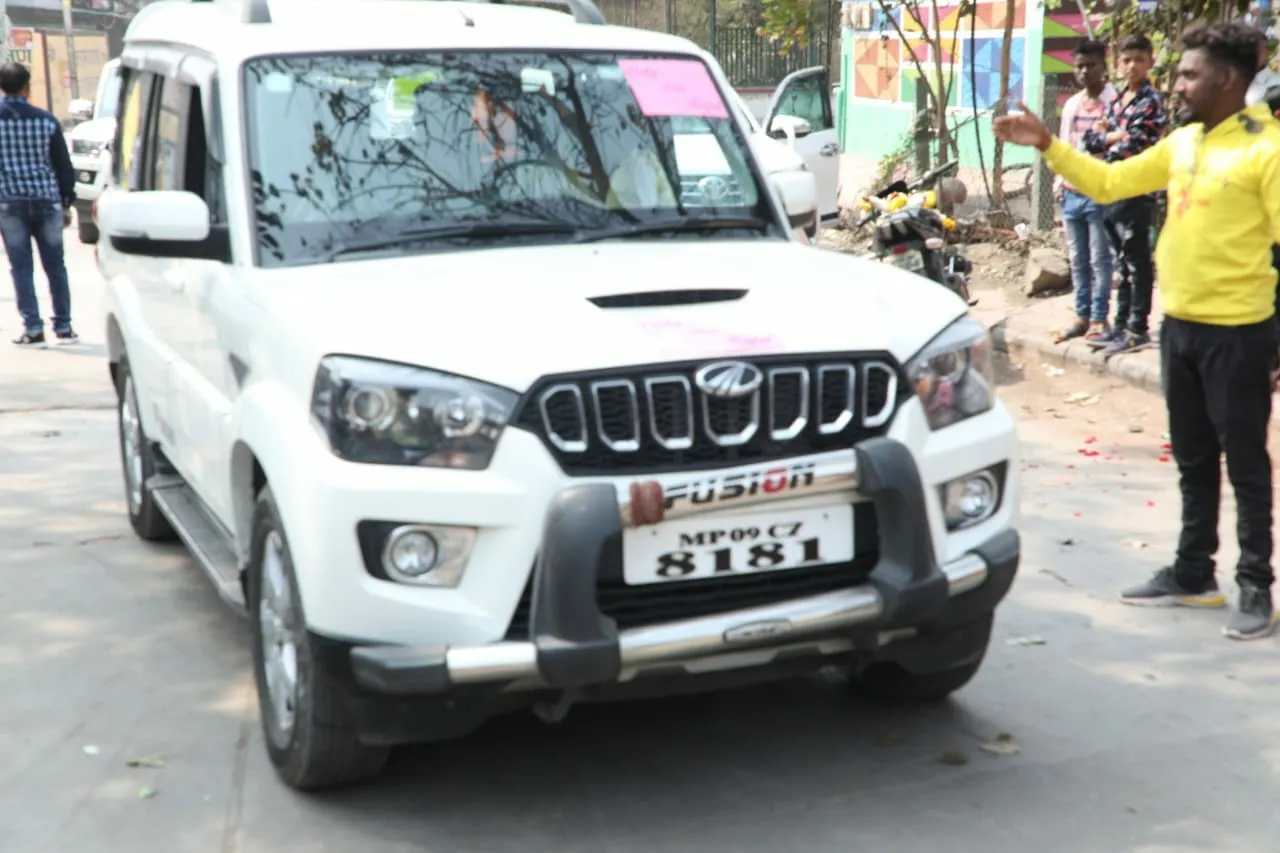 इंदौर में हाईटैक चोरी! जीपीएस के जरिए सेंट्रल लॉक खोलकर स्कॉर्पियो ले उड़े बदमाश, CCTV में कैद