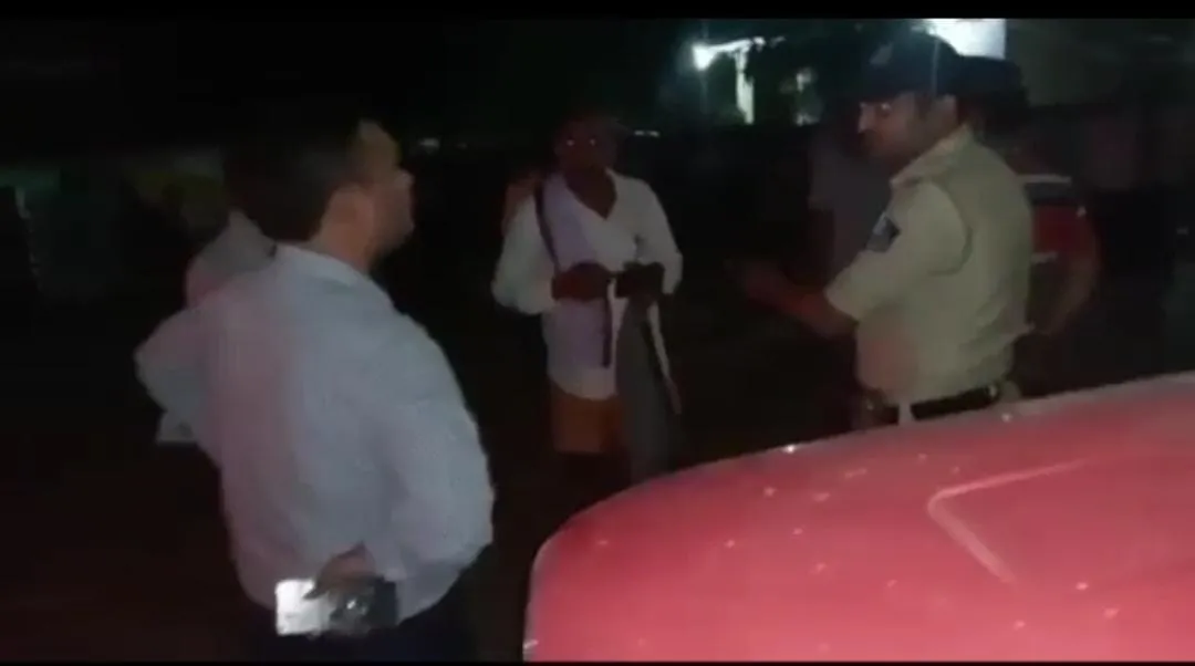 IAS ने उतरवाये ग्रामीण के बीच बाजार कपड़े, कार मे टक्कर लगने की दी सज़ा, वीडियो हुआ वायरल