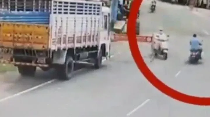 पटाखों में विस्फोट से मोटरसाईकिल पर जा रहे पिता-पुत्र की मौत का दिल दहलाने वाला VIDEO