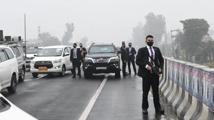 PM Modi की सुरक्षा में बड़ी चूक, 25 मिनट तक फ्लाईओवर पर फंसा रहा काफिला