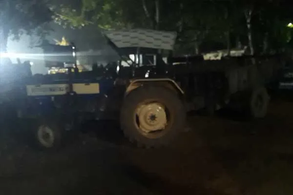 खनियाधाना में वन विभाग और पुलिस की संयुक्त कार्रवाई, दो ट्रैक्टर-ट्रॉली जब्त