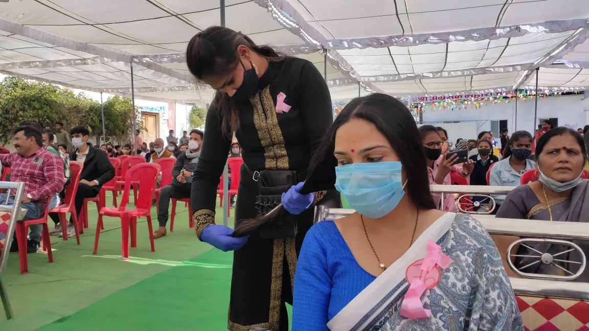 मरीजो के लिए महिलाओं का अनूठा तोहफा, कैंसर दिवस पर 120 महिलाओं ने किया हेयर डोनेशन