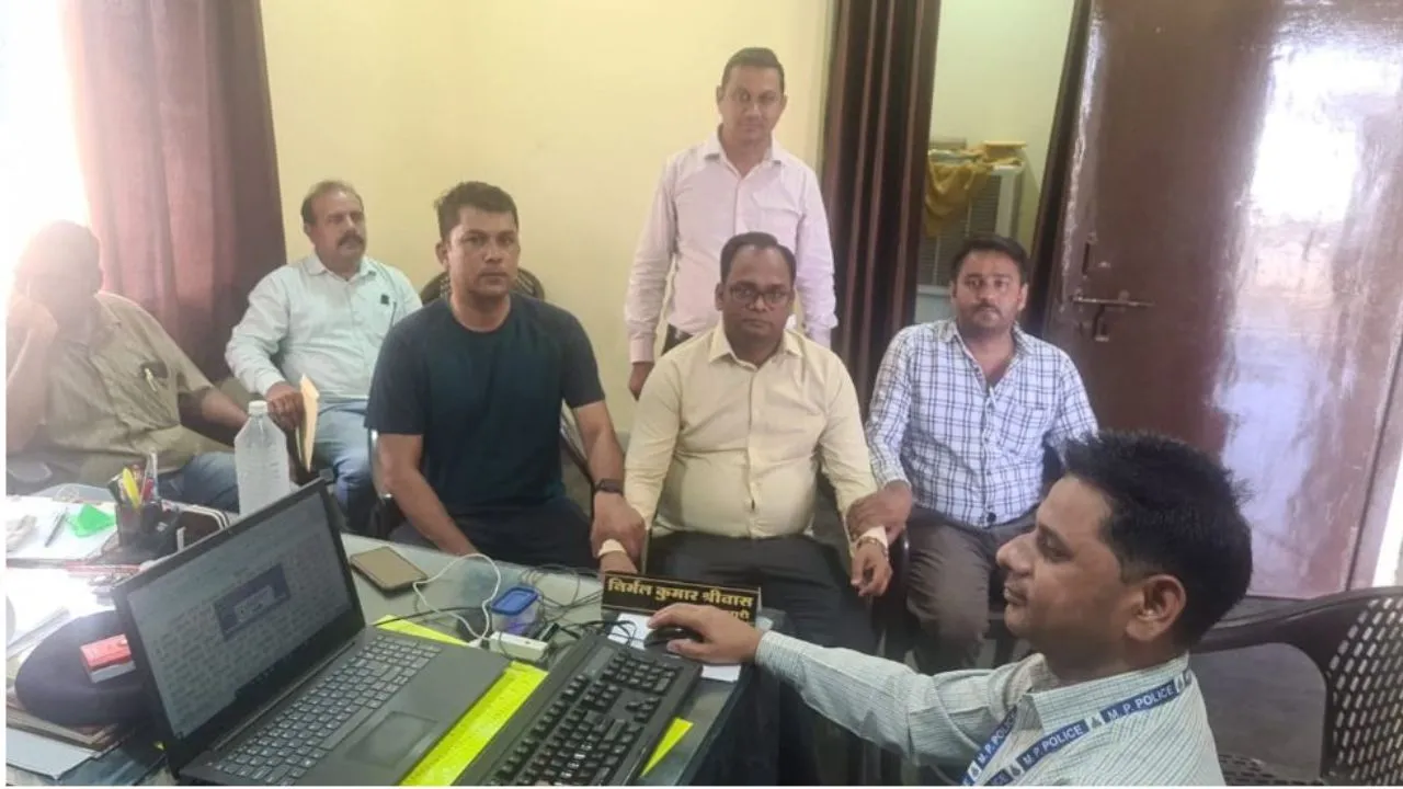 Khargone Bribe : इंदौर लोकायुक्त की बड़ी कार्रवाई, 4 हजार रुपए की रिश्वत लेते BMO गिरफ्तार