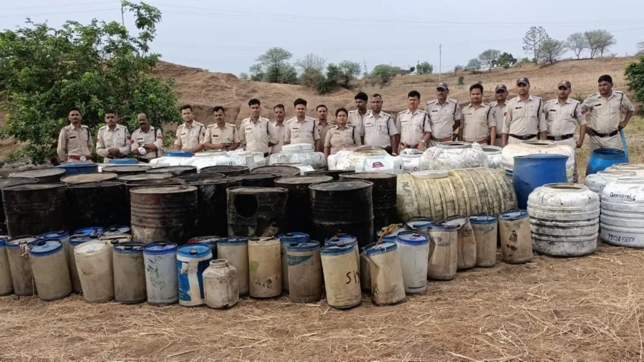 80 टंकियों से भरा अवैध शराब का जखीरा पुलिस को मिला, 25 हजार लीटर लहान नष्ट किया