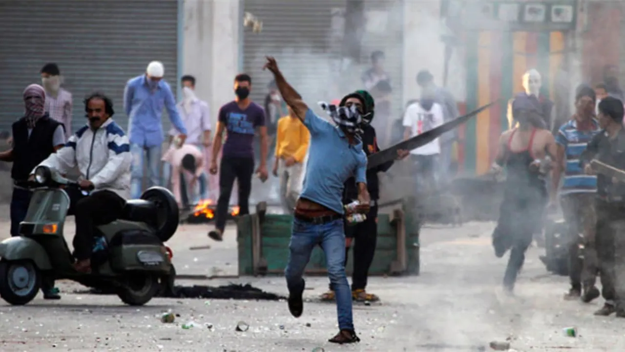 Agra Violence : कानपुर के बाद अब आगरा में भड़की हिंसा, दो पक्षों में हुई पत्थरबाजी