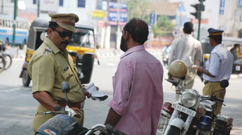 चेकिंग के दौरान ट्रैफिक कांस्टेबल निकाले अगर आपकी गाड़ी की चाबी तो उठाएं ये कदम