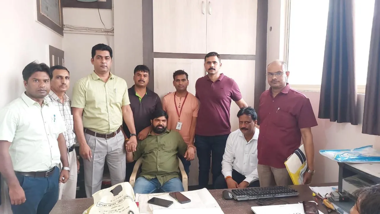 EOW का एक्शन :  20,000 रुपये की रिश्वत लेते पटवारी रंगे हाथ गिरफ्तार