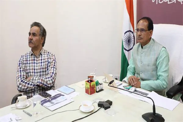 MP : सीएम शिवराज ने अधिकारियों को दिए सख्त निर्देश, योजना निर्माण और क्रियान्वयन से पूरा करें कार्य