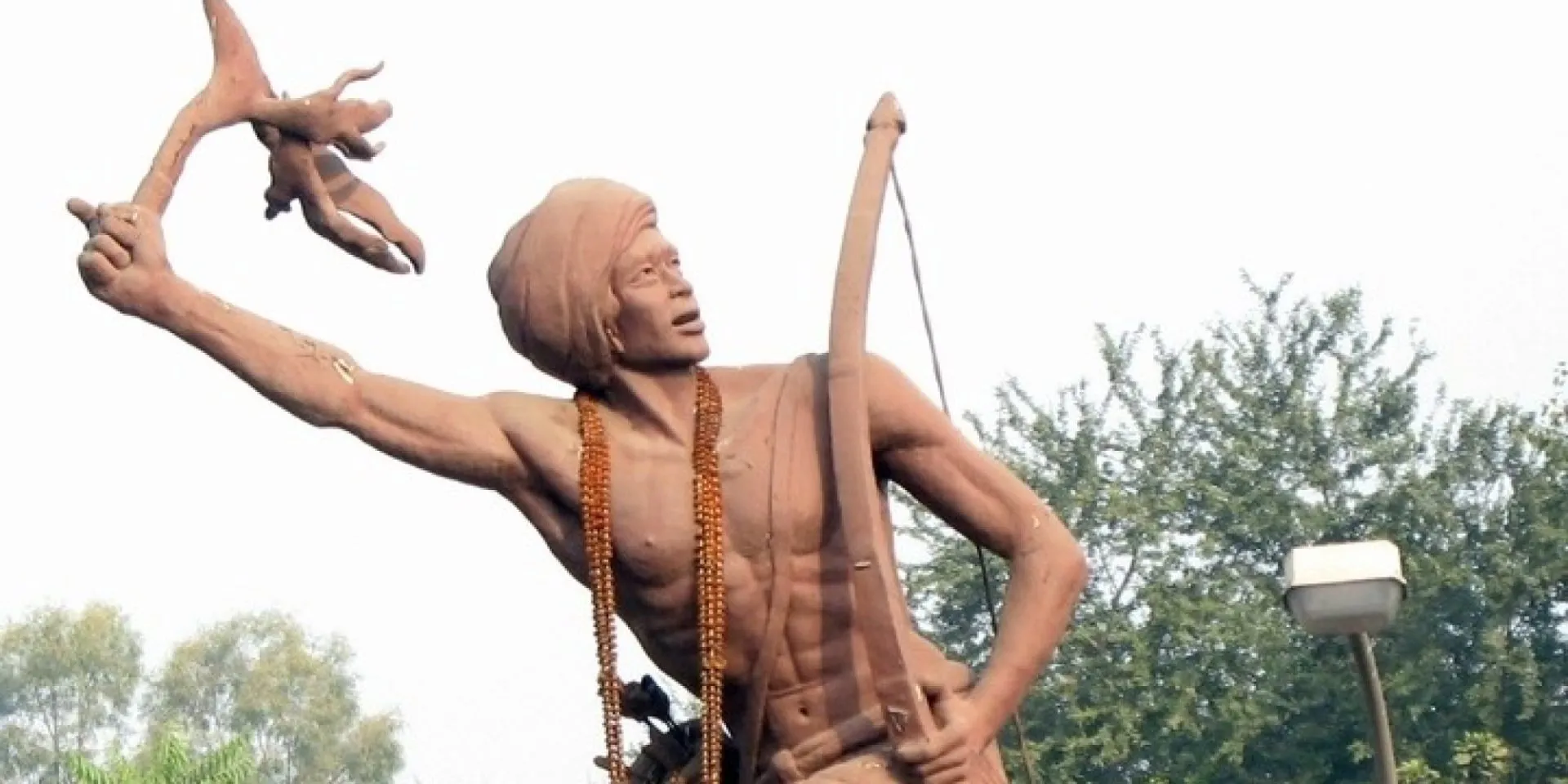 बिरसा मुंडा पुण्यतिथि: महान भारतीय को श्रद्धांजलि दे रहे लोग