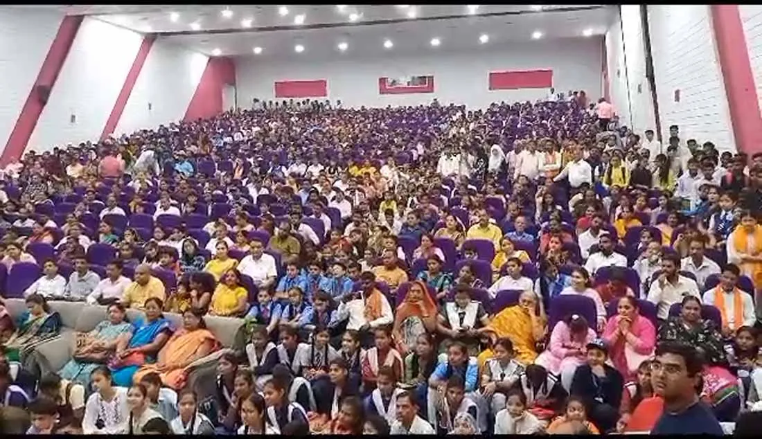 MP स्टूडेंट यूनियन ने रानी दुर्गावती यूनिवर्सिटी में काली पट्टी बांधकर जताया विरोध