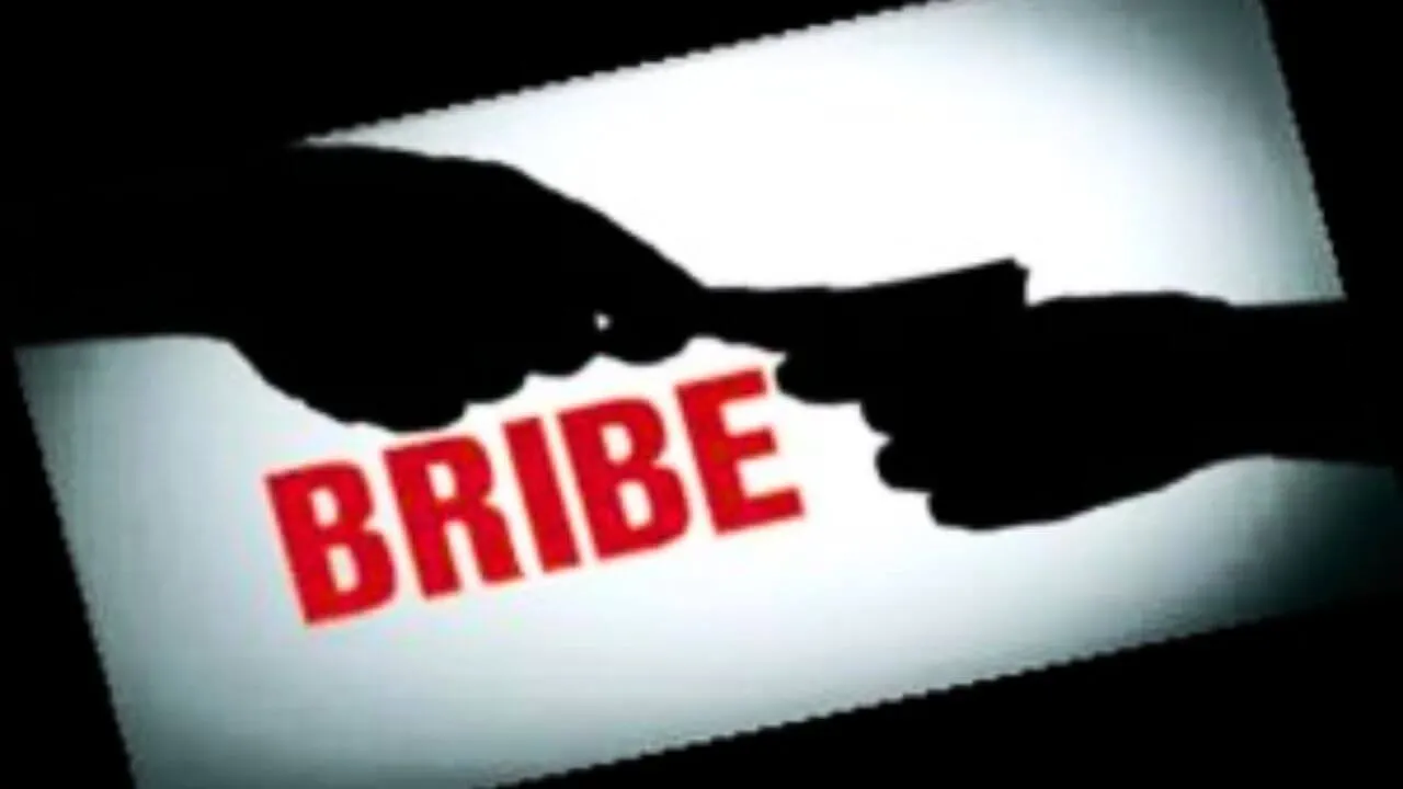 तहसील कार्यालय में रिश्वतखोरी का भंडाफोड़, लोकायुक्त पुलिस ने रिश्वत लेते बाबू को किया गिरफ्तार