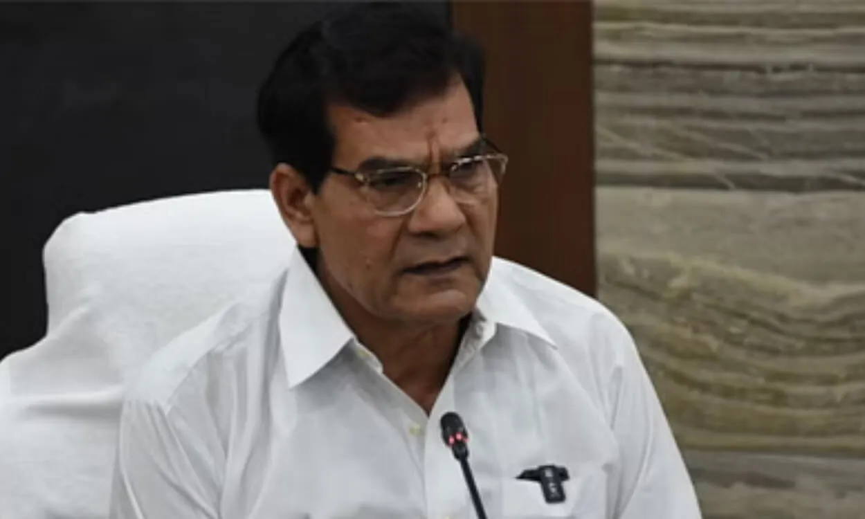 बांके बिहारी मंदिर में ऊर्जा मंत्री AK शर्मा का महिलाओं ने किया विरोध, पुलिस को करनी पड़ी मशक्कत