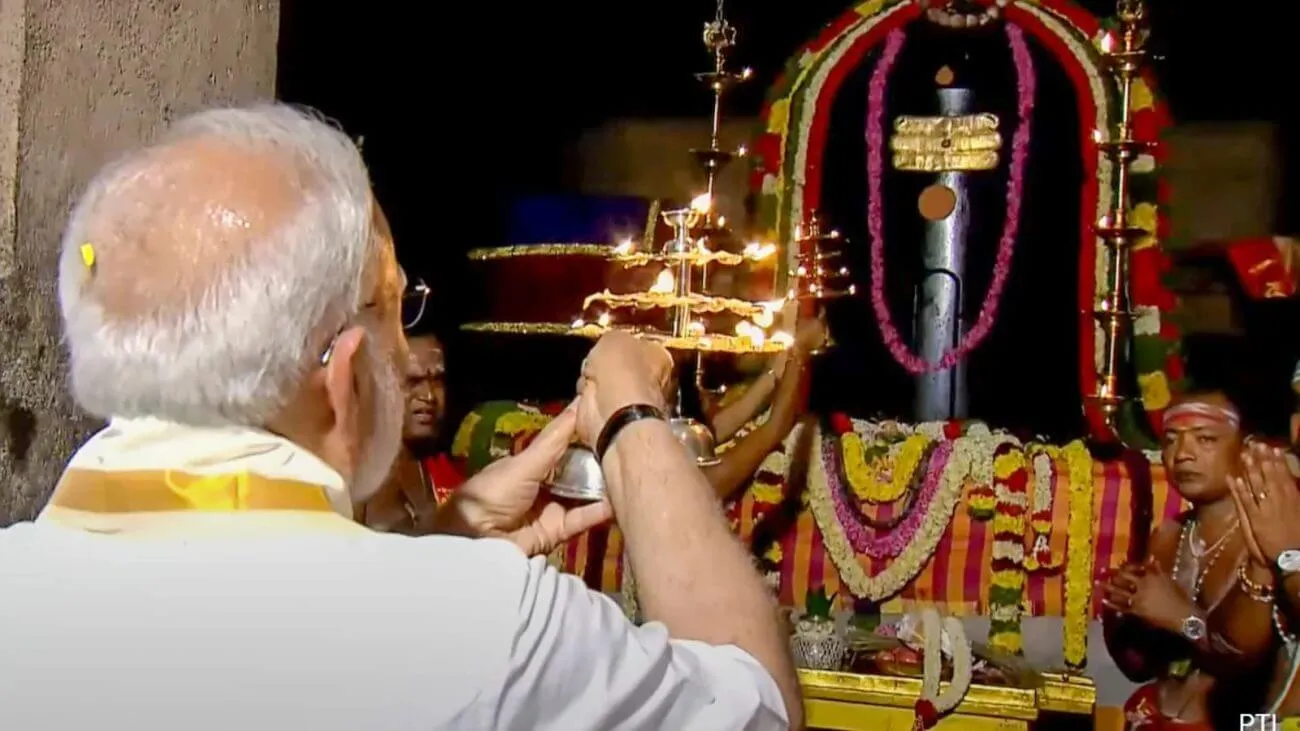 पीएम मोदी ने गंगईकोंडा चोलपुरम मंदिर में की पूजा, वाराणसी से गंगा नदी का जल लाकर शिव का अभिषेक