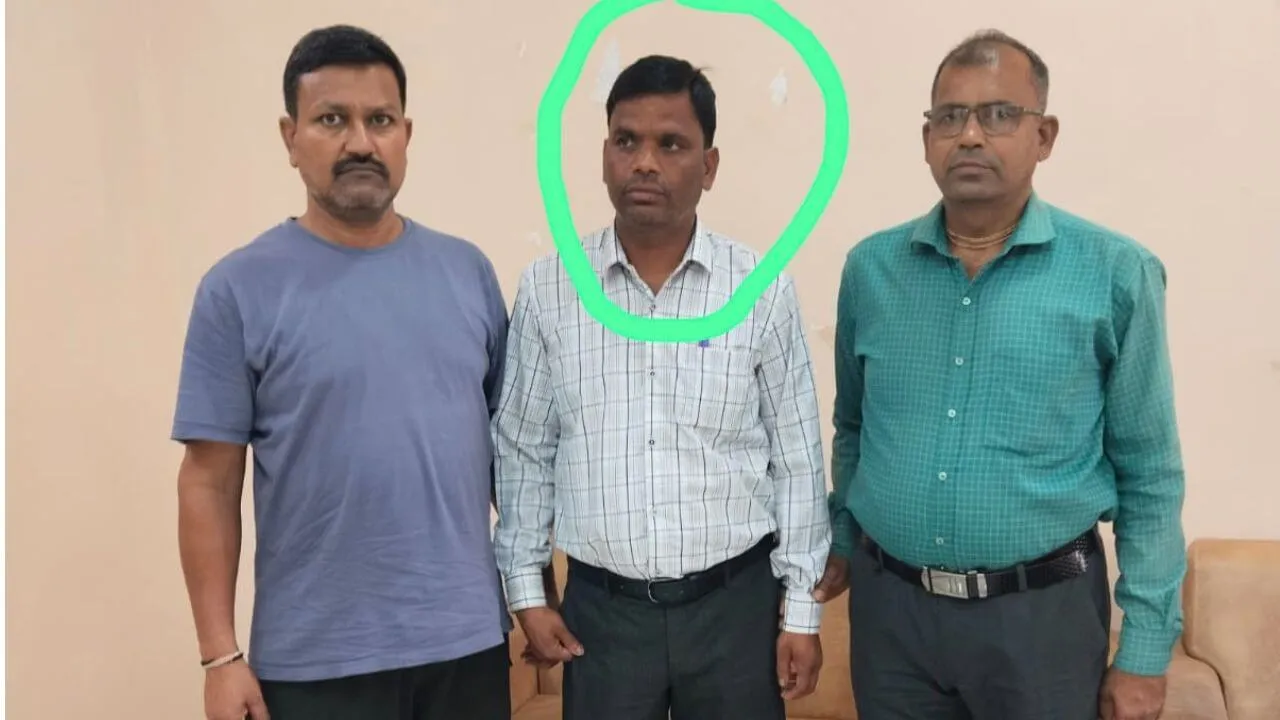 एमपी में बेख़ौफ़ घूसखोर, अशोकनगर में बिजली कंपनी का लाइनमेन बिल काउंटर कक्ष में ले रहा था रिश्वत, लोकायुक्त पुलिस ने रंगे हाथ दबोचा