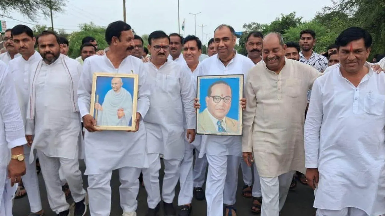 राजगढ़: राहुल गांधी के खिलाफ FIR के विरोध में सड़क पर उतरी कांग्रेस, कलेक्टर कार्यालय के बाहर किया प्रदर्शन, पढ़ें खबर